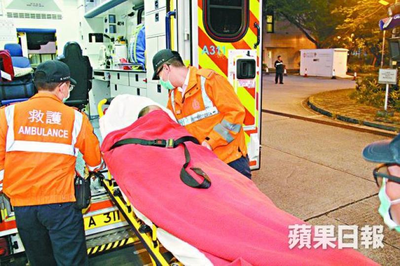 ■遇劫保安員手腳擦傷送院敷治。潘志能攝
■遇劫保安員手腳擦傷送院敷治。潘志能攝