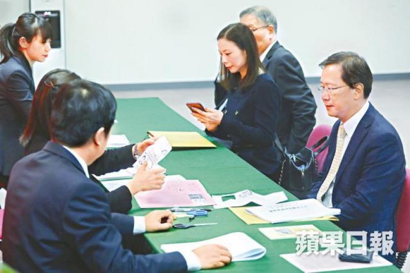 ■郭家麒(右)昨向工作人員表明不簽署擁護中國憲法聲明。朱永倫攝■劉夢熊昨日手持31個提名參選。 ■郭家麒(右)昨向工作人員表明不簽署擁護中國憲法聲明。朱永倫攝■劉夢熊昨日手持31個提名參選。