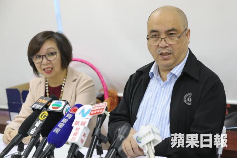■菲律賓駐港總領事館勞工領事德拉陶端(右)稱,本港現積壓約1,200宗申請、全球則有7.5萬宗。資料圖片 ■菲律賓駐港總領事館勞工領事德拉陶端(右)稱,本港現積壓約1,200宗申請、全球則有7.5萬宗。資料圖片