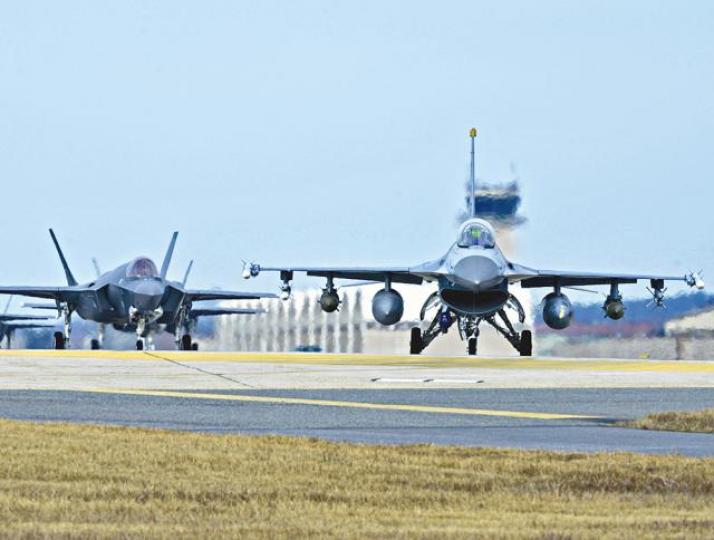 ■參加軍演的美軍F35A(左)和F16(右)戰機,在南韓群山空軍基地準備起飛。歐新社 ■參加軍演的美軍F35A(左)和F16(右)戰機,在南韓群山空軍基地準備起飛。歐新社