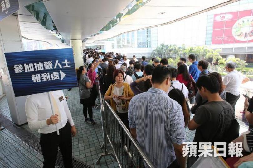 ■抽新樓的朋友,抽中前籌,幾近等於中六合彩一樣。 資料圖片 ■抽新樓的朋友,抽中前籌,幾近等於中六合彩一樣。 資料圖片