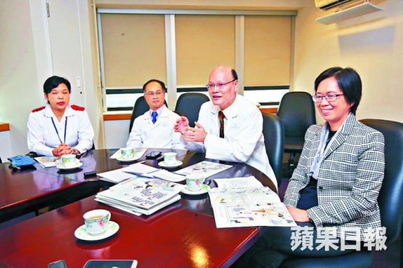 ■林子山醫生(右二)稱畫冊讓病人更易理解手術程序及風險。 ■林子山醫生(右二)稱畫冊讓病人更易理解手術程序及風險。