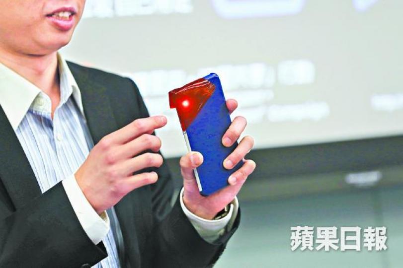 ■市民可用紅色玻璃紙蓋在鏡頭上自製紅電筒。 ■市民可用紅色玻璃紙蓋在鏡頭上自製紅電筒。