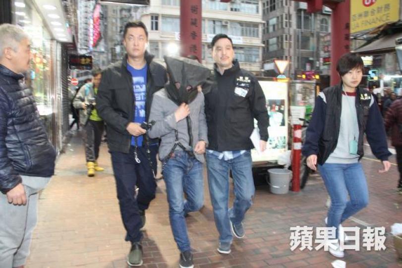■其中一名被告早前被蒙頭押到廟街調查。
■其中一名被告早前被蒙頭押到廟街調查。