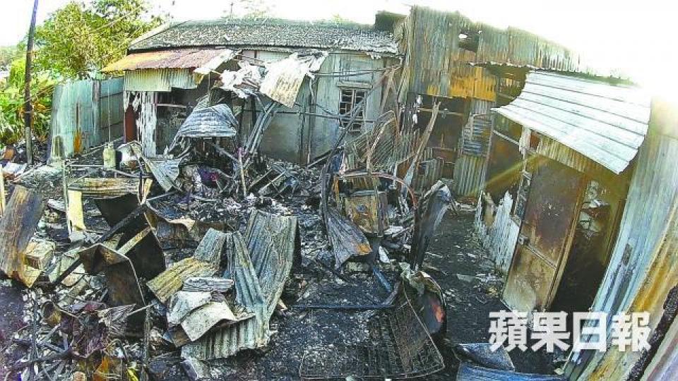 ■鐵皮劏房事發後嚴重焚毀,燒焦雜物遍佈地上。 ■鐵皮劏房事發後嚴重焚毀,燒焦雜物遍佈地上。