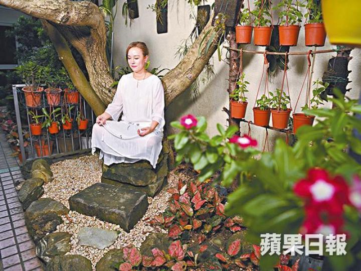 ■芒果樹是劉家良送給翁靜晶的定情信物,翁靜晶將亡夫部份骨灰撒在樹下泥土裏。■翁靜晶不介意劉家良比她大30歲,不過在相處方面,翁靜晶直言他是老派人。 ■芒果樹是劉家良送給翁靜晶的定情信物,翁靜晶將亡夫部份骨灰撒在樹下泥土裏。■翁靜晶不介意劉家良比她大30歲,不過在相處方面,翁靜晶直言他是老派人。