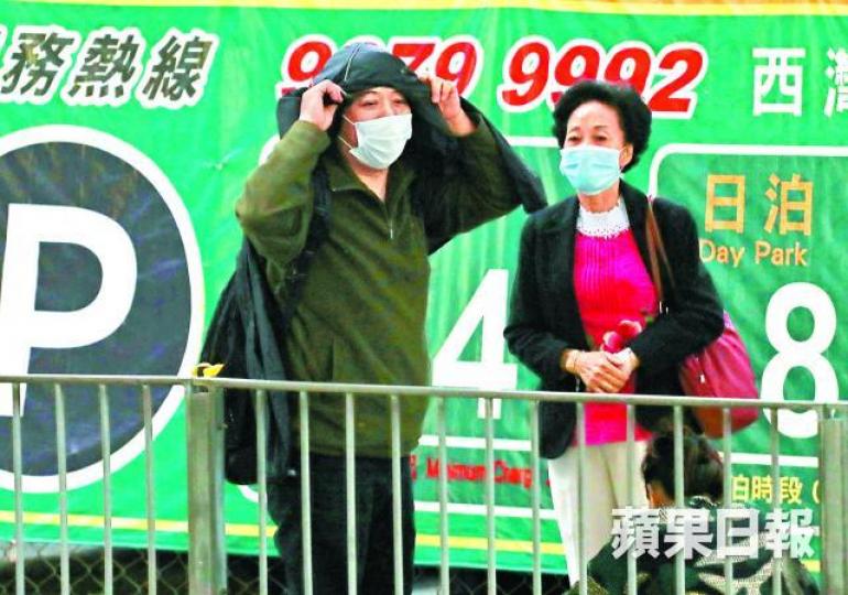 ■張的友人原先已為他截的士,但張卻跑到巴士站等巴士。 ■張的友人原先已為他截的士,但張卻跑到巴士站等巴士。