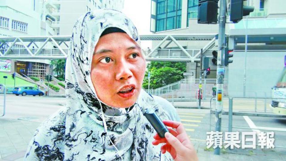■Wulan︰「印尼當地有報道呢件事,fb印傭群組已提醒大家小心唔好再犯。」■Winarti︰「好多同鄉都鍾意玩手機,乜嘢都自拍,但如果因為咁坐監就好慘。」 ■Wulan︰「印尼當地有報道呢件事,fb印傭群組已提醒大家小心唔好再犯。」■Winarti︰「好多同鄉都鍾意玩手機,乜嘢都自拍,但如果因為咁坐監就好慘。」