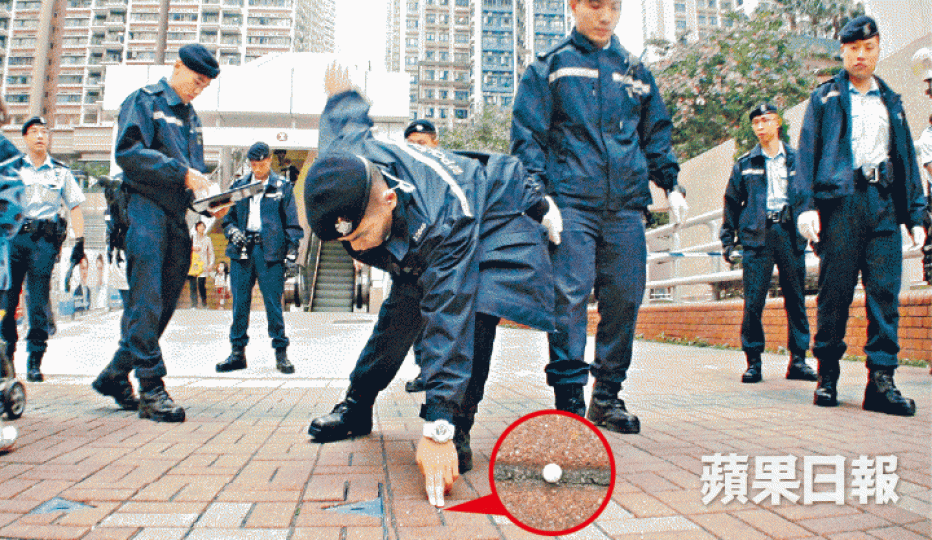■將軍澳發生氣槍襲擊案後,機動部隊在事發行人路仔細搜查,發現多粒BB彈(圓圖)。簡明恩攝■案中兩名街坊被擊中,紅衫婦(右二)頸部中彈,黑衫婦(左二)則衣衫中彈。溫悅昌提供圖片■第二宗案發生於9月,有街坊住所的玻璃窗被氣槍射穿。 ■將軍澳發生氣槍襲擊案後,機動部隊在事發行人路仔細搜查,發現多粒BB彈(圓圖)。簡明恩攝■案中兩名街坊被擊中,紅衫婦(右二)頸部中彈,黑衫婦(左二)則衣衫中彈。溫悅昌提供圖片■第二宗案發生於9月,有街坊住所的玻璃窗被氣槍射穿。