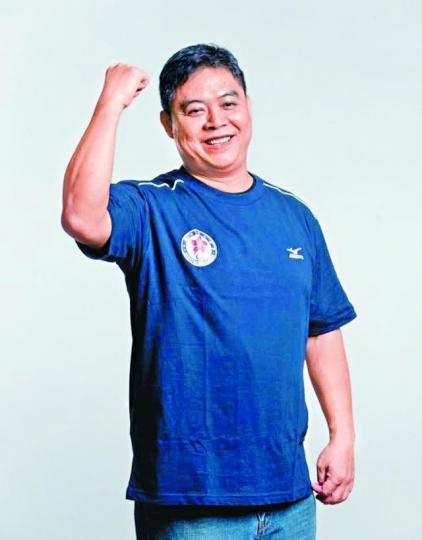 ■早年張健華曾以視障人士身份代表港隊出戰殘奧游泳賽。
■早年張健華曾以視障人士身份代表港隊出戰殘奧游泳賽。