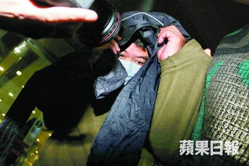 ■張健華昨戴上口罩兼用外套蓋頭離開法院。朱永倫攝 ■張健華昨戴上口罩兼用外套蓋頭離開法院。朱永倫攝