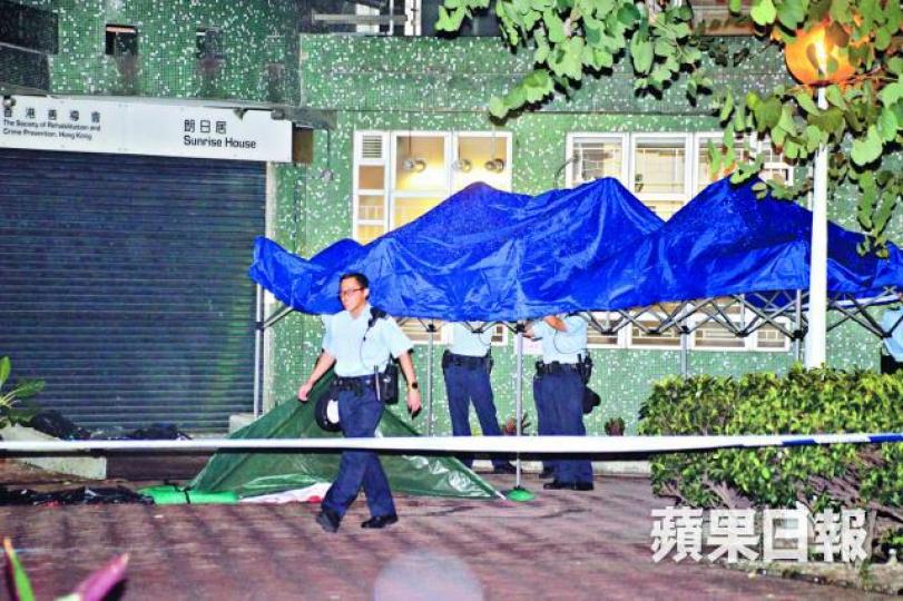 ■疑犯當日從住所攀窗墮斃,警員在場調查。 ■疑犯當日從住所攀窗墮斃,警員在場調查。