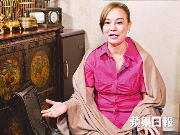 ■翁靜晶自揭悲慘童年,不只要接受軍訓式教育,更曾在寄宿學校被虐待。■翁靜晶與母親(左)關係惡劣,更自14歲就離家出走。■翁靜晶小時候主要是由婆婆湊大。■翁靜晶自小就與弟弟感情非常好。 ■翁靜晶自揭悲慘童年,不只要接受軍訓式教育,更曾在寄宿學校被虐待。■翁靜晶與母親(左)關係惡劣,更自14歲就離家出走。■翁靜晶小時候主要是由婆婆湊大。■翁靜晶自小就與弟弟感情非常好。