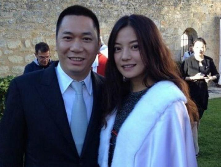 ■趙薇及黃有龍夫婦共患難之際,齊齊瓊瑤劇上身。互聯網圖片 ■趙薇及黃有龍夫婦共患難之際,齊齊瓊瑤劇上身。互聯網圖片
