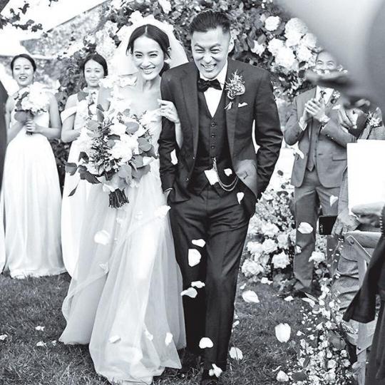 ■余文樂昨日在Ig突然宣佈已婚,在澳洲迎娶拍拖一年的女友Sarah。■樂仔撰文發表愛的宣言,承諾會給老婆幸福。■彭于晏(中)昨有份見證樂仔(左)娶老婆。【2月避忌】■Sarah今年2月來港見樂仔,被發現時表現尷尬。【10月放閃】■樂仔非常享受與Sarah公然晒恩愛。【上月產檢】■有指Sarah懷孕三個月,上月她來港做產前檢查。■上月樂仔生日,Sarah親手做蛋糕慶祝,又有「forever love」朱古力。互聯網圖片 ■余文樂昨日在Ig突然宣佈已婚,在澳洲迎娶拍拖一年的女友Sarah。■樂仔撰文發表愛的宣言,承諾會給老婆幸福。■彭于晏(中)昨有份見證樂仔(左)娶老婆。【2月避忌】■Sarah今年2月來港見樂仔,被發現時表現尷尬。【10月放閃】■樂仔非常享受與Sarah公然晒恩愛。【上月產檢】■有指Sarah懷孕三個月,上月她來港做產前檢查。■上月樂仔生日,Sarah親手做蛋糕慶祝,又有「forever love」朱古力。互聯網圖片