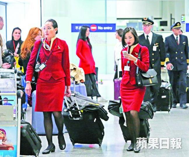 ■國泰與空服員工會就加薪談判陷僵局,或觸發罷工。資料圖片 ■國泰與空服員工會就加薪談判陷僵局,或觸發罷工。資料圖片