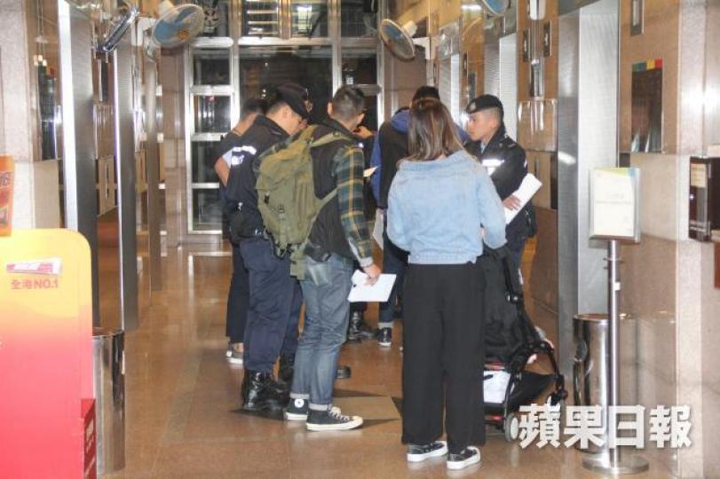 ■警方懷疑「槍手」在和逸樓犯案,探員上樓調查。司徒韋桐攝 ■警方懷疑「槍手」在和逸樓犯案,探員上樓調查。司徒韋桐攝
