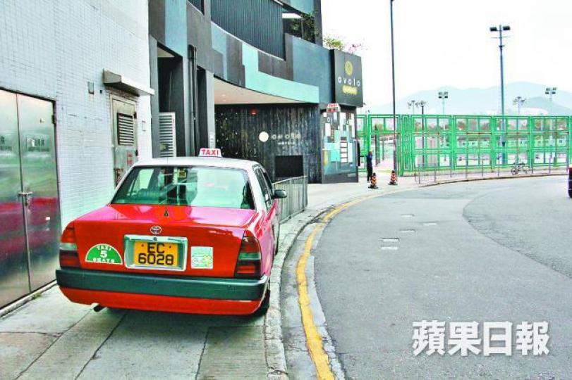 ■事主駕駛的的士泊在球場對開香葉道。 ■事主駕駛的的士泊在球場對開香葉道。