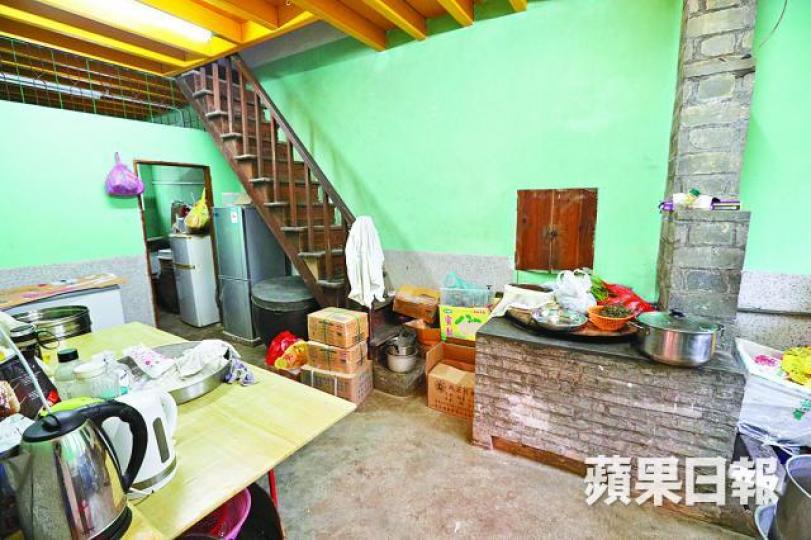 ■村長曾偉業指,收象徵式租金換維修資助條件划算。張志華攝■村長曾偉業 ■村長曾偉業指,收象徵式租金換維修資助條件划算。張志華攝■村長曾偉業