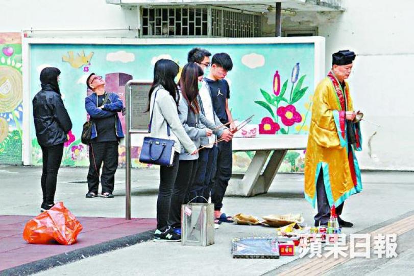 ■親友昨到場拜祭,死者父親(左二)仰天呆望,母親(左一)表現悲傷。文兆麟攝 ■親友昨到場拜祭,死者父親(左二)仰天呆望,母親(左一)表現悲傷。文兆麟攝