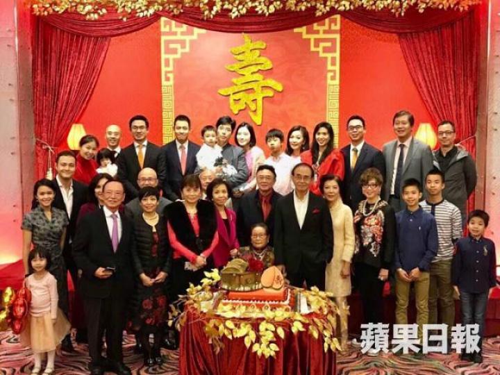 ■羅老太98歲大壽,孻仔羅啟瑞陣營為阿媽祝壽。 ■羅老太98歲大壽,孻仔羅啟瑞陣營為阿媽祝壽。