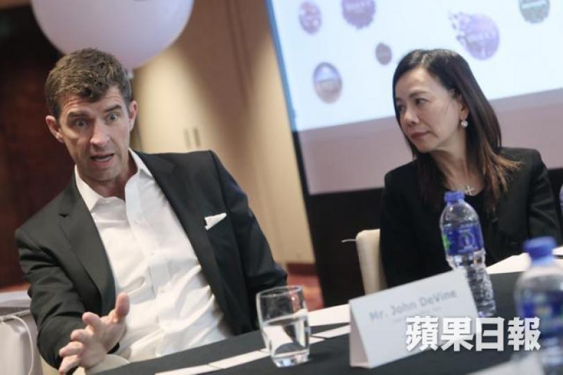 ■Oath首席營收總監John DeVine(左)及Oath亞太區董事總經理鄒開蓮。夏家朗攝 ■Oath首席營收總監John DeVine(左)及Oath亞太區董事總經理鄒開蓮。夏家朗攝