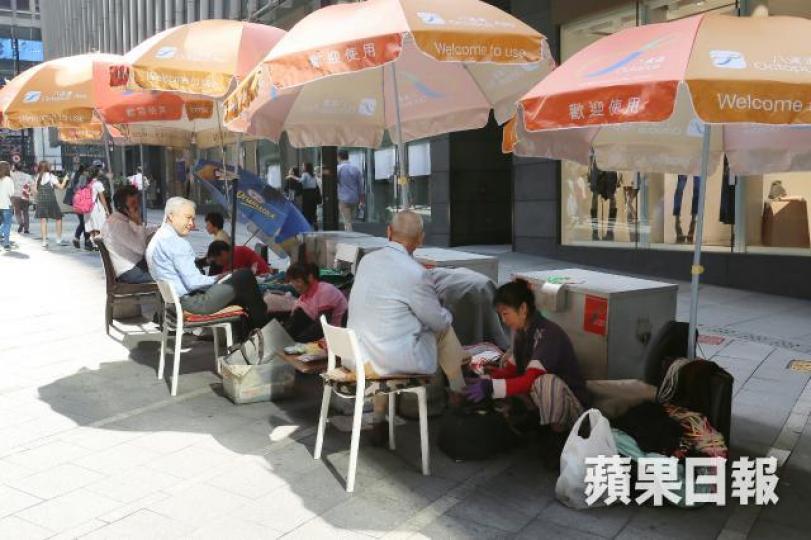 ■中環擦鞋匠在街頭擺檔。資料圖片 ■中環擦鞋匠在街頭擺檔。資料圖片