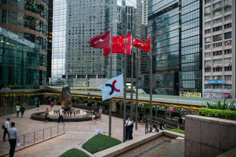 ■港股繼續逼近牛證重貨區,收回價28000點牛證暫不失。資料圖片 ■港股繼續逼近牛證重貨區,收回價28000點牛證暫不失。資料圖片