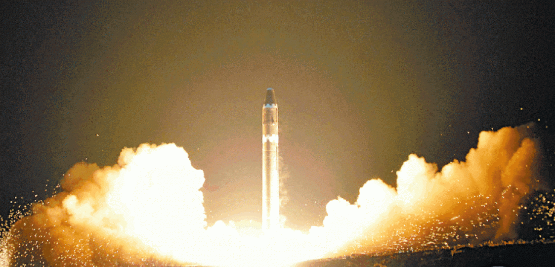 ■北韓上周聲稱成功試射新開發的「火星15型」洲際彈道導彈,並揚言已擁有全面核力量。■與北韓接壤的吉林省,當地報章第5版昨罕有全版刊載防核知識。 ■北韓上周聲稱成功試射新開發的「火星15型」洲際彈道導彈,並揚言已擁有全面核力量。■與北韓接壤的吉林省,當地報章第5版昨罕有全版刊載防核知識。