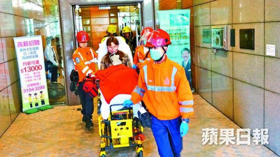 ■有女住客吸入濃煙感不適,送院治理。 ■有女住客吸入濃煙感不適,送院治理。