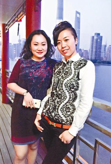 ■富婆Laura(左)決定跟汪子琦割席離婚,汪提出3千萬美金巨額贍養費,強調自己要求合情合理。資料圖片■汪子琦昨在微博分享心情:「今天為你點讚,明天落井下石。」微博圖片■去年Laura揼本撐汪子琦開製作公司,更簽了向海嵐做旗下藝人。資料圖片■當年馬賽和汪子琦傳斷背緋聞,破壞了富婆Laura的婚姻。資料圖片 ■富婆Laura(左)決定跟汪子琦割席離婚,汪提出3千萬美金巨額贍養費,強調自己要求合情合理。資料圖片■汪子琦昨在微博分享心情:「今天為你點讚,明天落井下石。」微博圖片■去年Laura揼本撐汪子琦開製作公司,更簽了向海嵐做旗下藝人。資料圖片■當年馬賽和汪子琦傳斷背緋聞,破壞了富婆Laura的婚姻。資料圖片