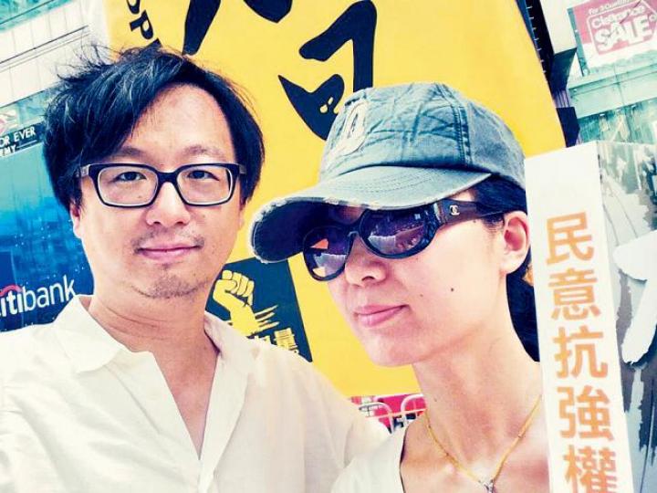 ■張鐵志與妻子於2014年參與香港7.1遊行。 ■張鐵志與妻子於2014年參與香港7.1遊行。