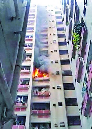 ■起火單位火勢猛烈,濃煙波及樓上單位。讀者提供圖片■大批居民疏散到樓下。 ■起火單位火勢猛烈,濃煙波及樓上單位。讀者提供圖片■大批居民疏散到樓下。