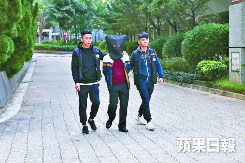 ■黑布蒙頭的疑犯被帶返警署調查。梁瑞帆攝 ■黑布蒙頭的疑犯被帶返警署調查。梁瑞帆攝