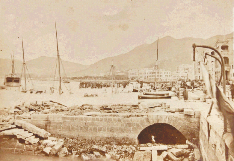 ■岑智明珍藏的其中一幅歷史圖片,顯示中環1874年甲戌風災後情況。 ■岑智明珍藏的其中一幅歷史圖片,顯示中環1874年甲戌風災後情況。
