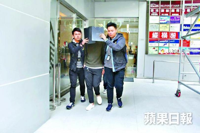 ■海關人員將被捕裝修公司職員帶走。梁澤岡攝 ■海關人員將被捕裝修公司職員帶走。梁澤岡攝