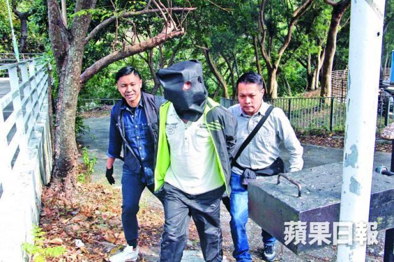 ■匪徒不敵眾警就擒,由探員押走調查。徐雲庭攝■警方派出大批便衣探員及機動部隊人員上山搜查。 ■匪徒不敵眾警就擒,由探員押走調查。徐雲庭攝■警方派出大批便衣探員及機動部隊人員上山搜查。