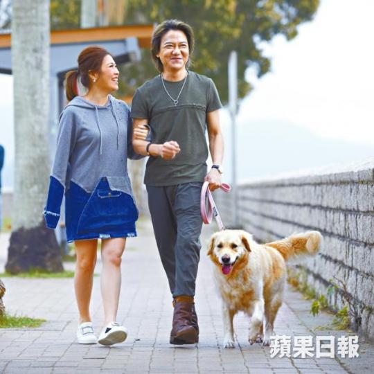 ■吳國敬同Elaine拍拖11年,雖未簽婚書,但已是老夫老妻。■每當為雞毛蒜皮小事嗌一大餐,吳國敬都會氹番女友。■愛犬金金好懂性,會幫拖做「和事狗」。 ■吳國敬同Elaine拍拖11年,雖未簽婚書,但已是老夫老妻。■每當為雞毛蒜皮小事嗌一大餐,吳國敬都會氹番女友。■愛犬金金好懂性,會幫拖做「和事狗」。