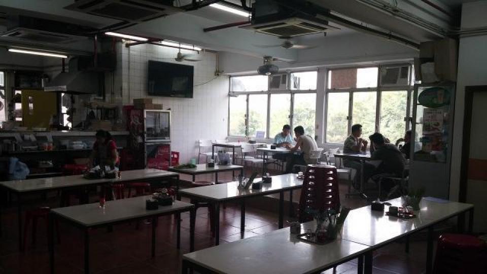■工廈飯堂以廉價租金租用單位,不少食肆平租平賣,惠及基層打工仔。 ■工廈飯堂以廉價租金租用單位,不少食肆平租平賣,惠及基層打工仔。