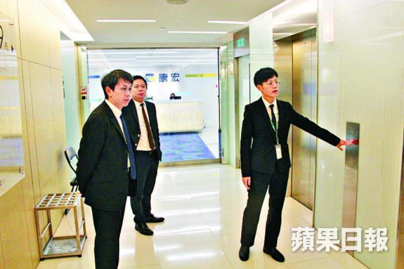 ■康宏北角總部的保安昨指公司拒絕受訪。 ■康宏北角總部的保安昨指公司拒絕受訪。