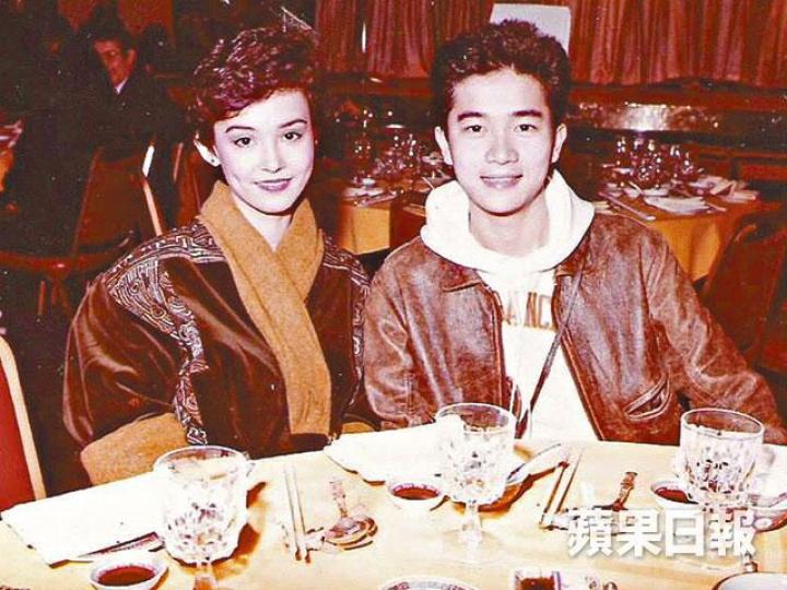 ■翁靜晶曾跟陳百強去ball,從對方身上學懂餐桌禮儀。■陳百強的經典歌《漣漪》是為翁靜晶而寫。■翁靜晶心目中的陳百強充滿藝術感又浪漫。 ■翁靜晶曾跟陳百強去ball,從對方身上學懂餐桌禮儀。■陳百強的經典歌《漣漪》是為翁靜晶而寫。■翁靜晶心目中的陳百強充滿藝術感又浪漫。