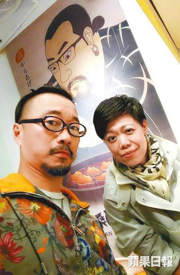 ■康宏主席王利民目前身處台灣,前晚在facebook上載與妻子合照。 ■康宏主席王利民目前身處台灣,前晚在facebook上載與妻子合照。