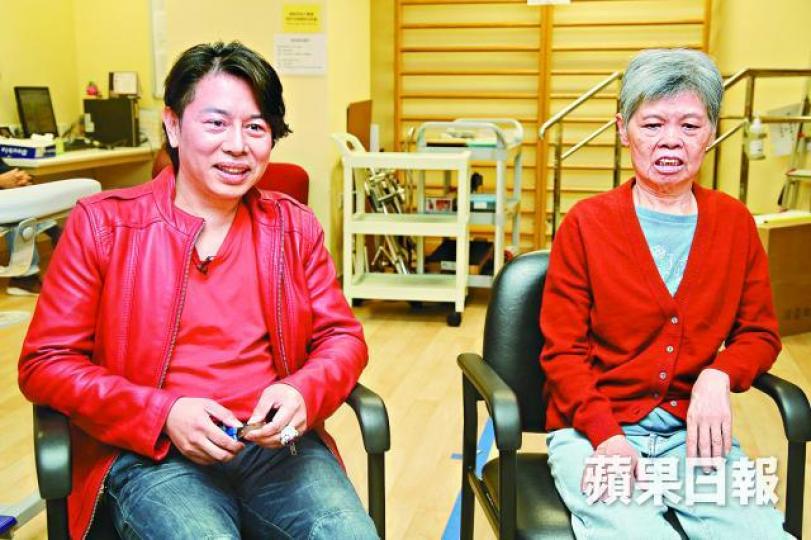 ■患者Michael(左)病徵改善後,開始為病人義剪頭髮;右為曾接受義剪的周女士。朱家駿攝 ■患者Michael(左)病徵改善後,開始為病人義剪頭髮;右為曾接受義剪的周女士。朱家駿攝