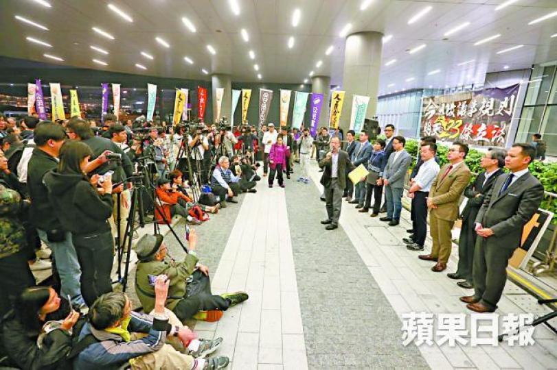■多名民主派議員在會議後出席集會,答謝市民支持。 ■多名民主派議員在會議後出席集會,答謝市民支持。