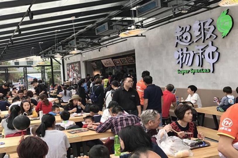 ■「超級物種」是今年新零售的代表之一,消費者可通過永輝生活app等進行掃碼支付或在線點餐。互聯網 ■「超級物種」是今年新零售的代表之一,消費者可通過永輝生活app等進行掃碼支付或在線點餐。互聯網