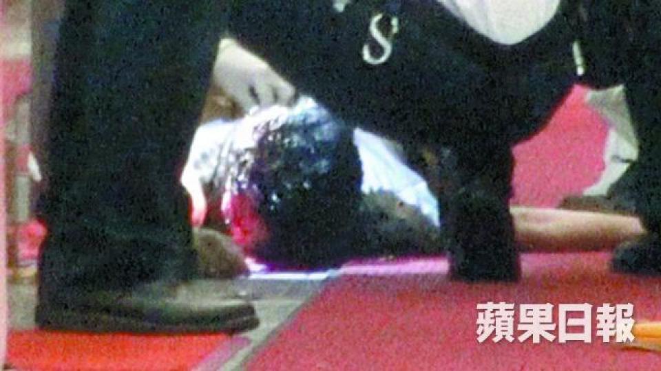 ■死者何世通當日被擊斃倒地。 ■死者何世通當日被擊斃倒地。