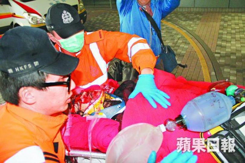 ■消防員將墮樓黃女送院搶救,證實不治。周鴻熙攝■警員昨到事發的河泉樓14樓單位蒐證。 ■消防員將墮樓黃女送院搶救,證實不治。周鴻熙攝■警員昨到事發的河泉樓14樓單位蒐證。