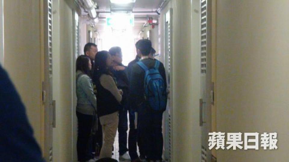 ■探員在事發樓層調查案件。黃麗英攝 ■探員在事發樓層調查案件。黃麗英攝