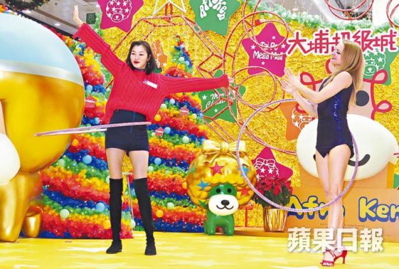 ■阿Yu平日會和女兒一同在家中拉筋。 ■阿Yu平日會和女兒一同在家中拉筋。