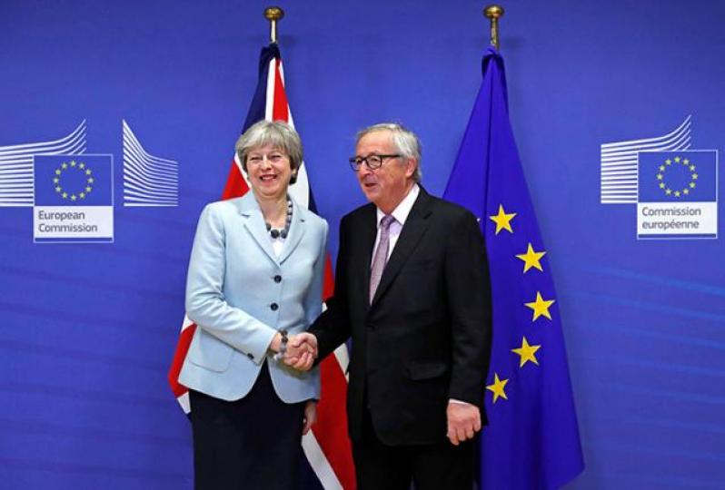 ■英歐終達成「分手協議」,文翠珊(左)在布魯塞爾與容克(右)會面笑容滿面。路透社 ■英歐終達成「分手協議」,文翠珊(左)在布魯塞爾與容克(右)會面笑容滿面。路透社